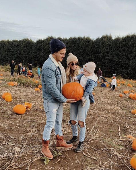 Date Ideas Activities, Pumpkin Patch Photography, Fall Date Ideas, Fall Baby Pictures, Save The Date Pictures, Pumpkin Patch Photoshoot, Pumpkin Patch Pictures, Family Photos With Baby, Fall Family Photo Outfits