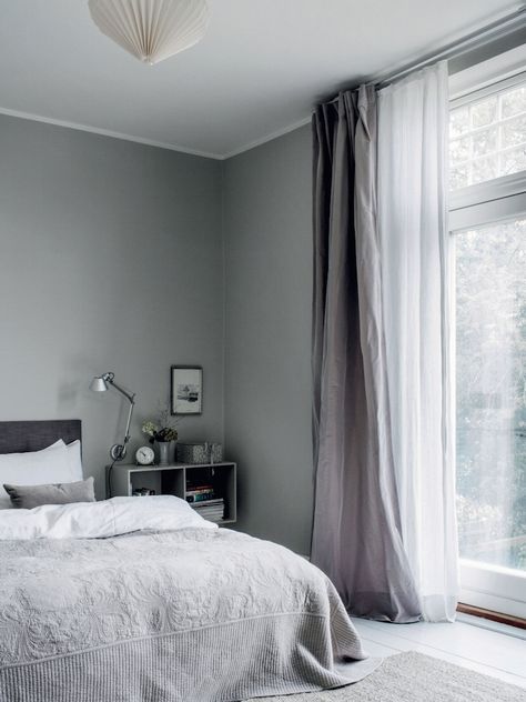 Grey upon grey. This white and grey themed bedroom is dreamy. You don;t always have to go for a different colour in your curtain, going for the same tone makes your space appear bigger! Vanilla Bedroom, Panels Design, Danish Interior, Gray Walls, Bedroom Wallpaper, Grey Bedroom, Romantic Bedroom, Gray Bedroom, Trendy Bedroom