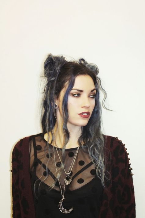 Hipster #Goth girl...and for the latest in trending accessories, visit Designs By Maral, on etsy ...http://etsy.com/shop/designsbymaral/ 90s Hairstyles Grunge, 90s Grunge Hairstyles, Grunge Hairstyle, Witchy Hair, Weekend Hair, 90s Grunge Hair, Kostuum Halloween, Glam Punk, Gothic Hairstyles