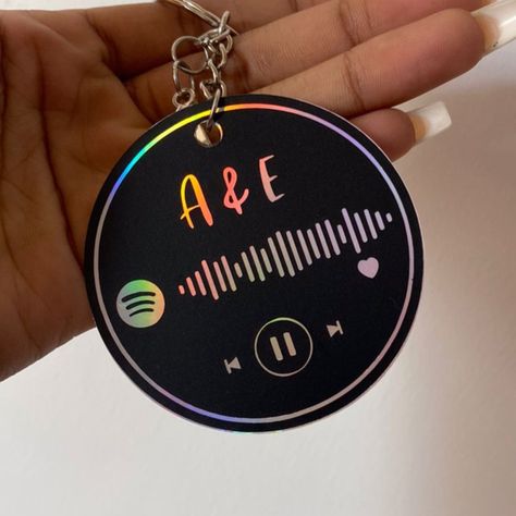 Keychain Storage, Book Cover Design Template, Mirror Keychain, Silhouette Cameo Crafts, Idee Cricut, Round Keychain, Spotify Code, Holographic Vinyl, Acrylic Keychains