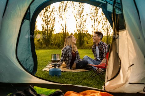 Camping Photoshoot, Couple Camping, Couples Camping, Romantic Camping, Photography Hiking, Staycation Ideas, Hobbies For Couples, Creation Photo, Best Camping Gear