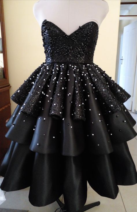 Black Flare Dress Outfit Classy, Flare Dress For Wedding Guest, Black And White Dress Classy Elegant, Flare Skirt Outfit Classy, Flared Dresses Classy, Black Wedding Guest Outfit, Flare Dress Outfit Classy, Lobola Outfits, Black Tea Length Dress