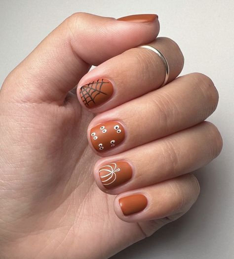 September Halloween Nails, Shellac Nails Halloween, October Nails Short Square, Nail Minimal Simple, Pumpkin Nail Designs Short, Neutral Pumpkin Nails, Pumpkin Outline Nails, Halloween Nails Gel Short, Cute Gel Nails For Fall