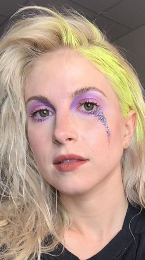 Hayley Williams makeup after laughter Hayley Williams Makeup Eye, Hayley Williams Nails, Haley Williams Makeup, Hailey Williams Makeup, Paramore Makeup Ideas, Paramore Concert Makeup, Paramore Makeup, Hayley Williams After Laughter, Hayley Williams Makeup