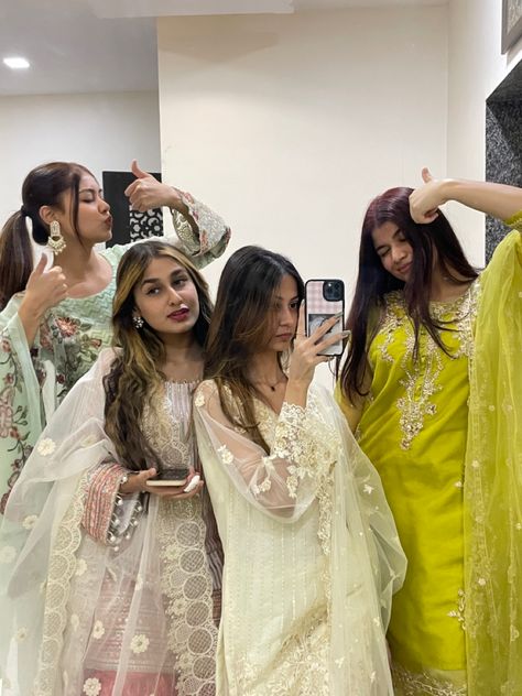 Eid Group Photoshoot, Eid Pics Poses With Cousin, Eid Pose Ideas With Sister, Eid Friends Pics, Eid Photo Ideas With Friends, Poses With Cousins In Wedding, Eid With Friends, Cousins Photo Ideas, Eid Look