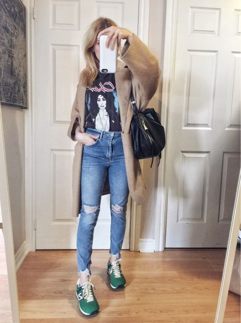 Black band T-shirt+High waist jeans+ Camel wrap Coat+green sneakers+black shoulder bag. Winter Casual Outfit 2018 Winter Casual Outfit, Teal Sneakers, Styling Clothes, Christmas Boho, Sneaker Outfits, Outfit Quotes, Weekend Outfits, Fall Attire, Style 2023