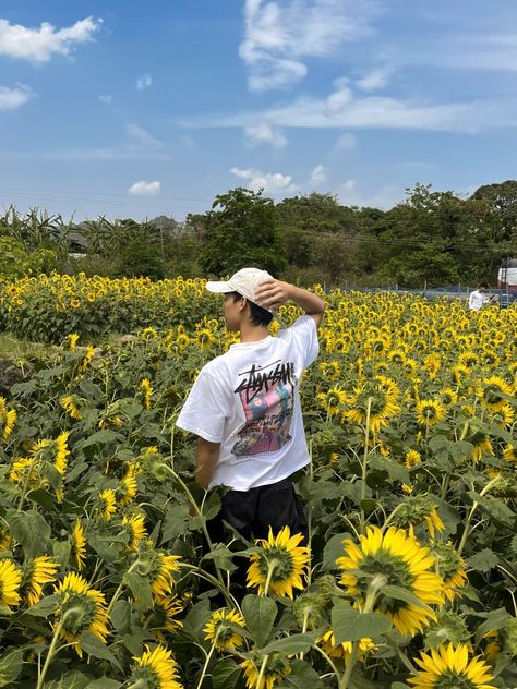 Sunflower  field Flower Field Photoshoot Photo Ideas, Sunflower Poses, Sunflower Field Photoshoot, Sunflower Field Pictures, Sunflower Photoshoot, Sunflower Photography, Swag Pics, Aesthetic Photoshoot, Mens Casual Outfits Summer