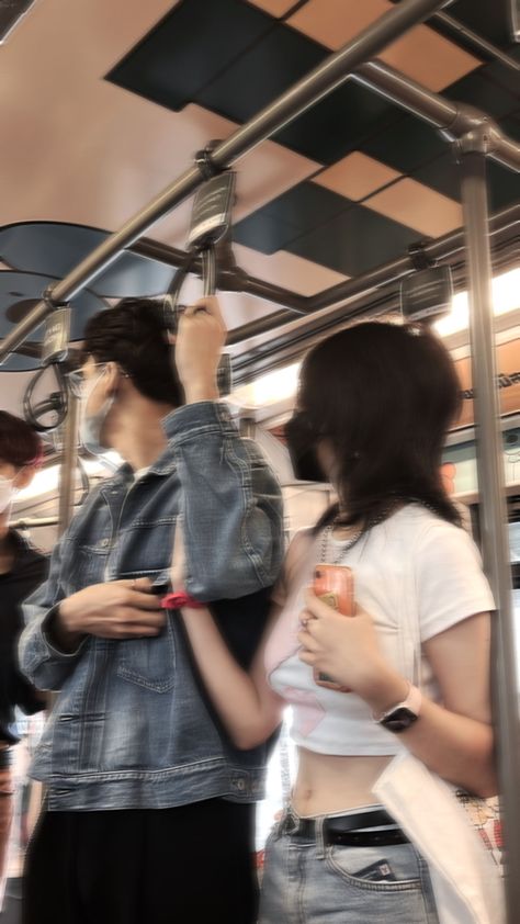 Cute Couple Pics On Bus, Thirdwheeling Couple Aesthetic, Sharing Earphones Couple Aesthetic, Train Love Couple, Train Couple Aesthetic, Picking Up Girlfriend Pictures, On Train Aesthetic, Metro Couple, Couple On Train