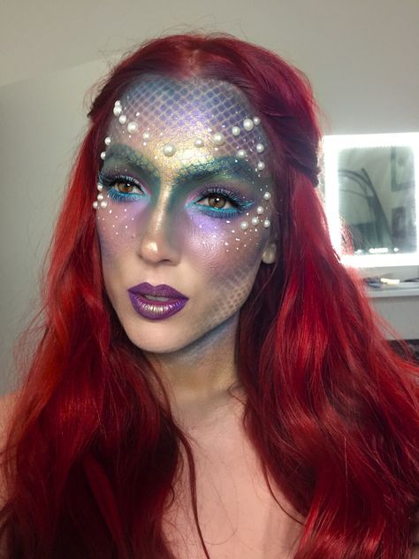 I like the idea of it being a 'mask' more mysterious looking... Karneval Kostum, Mermaid Makeup Halloween, Mermaid Costume Diy, Halloweenský Makeup, Halloween Make-up Looks, Mermaid Parade, Mermaid Halloween, Diy Kostüm, Hallowen Costume