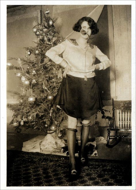 Glamorous Christmas, Christmas Photograph, Vintage Christmas Photos, Ghost Of Christmas Past, Vintage Christmas Images, Vintage Tree, Old Christmas, Retro Photo, Old Fashioned Christmas