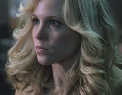 Mary Winchester - Badass with Farrah hair - 5x13 The Song Remains the Same Supernatural Mary, Mary Winchester, Duvet Covers Floral, Remember The Titans, Me As A Girlfriend, Winchester, Supernatural, Hair