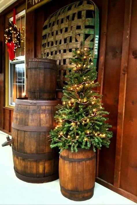 Wooden Barrels, Primitive Christmas Decorating, Barrel Decor, Christmas Wreaths Diy Easy, Prim Christmas, Country Christmas Decorations, Christmas Porch Decor, Cowboy Christmas, Christmas Decorations Diy Outdoor