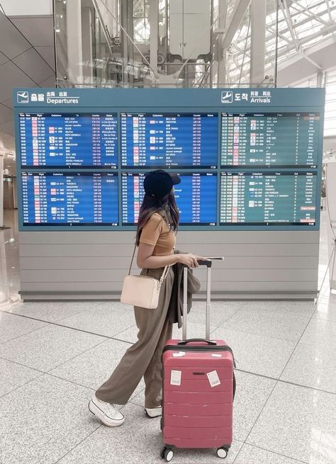 Best Ways To Cut Down The Hidden Travel Costs | Secret Travel Hacks Airport Shots Travel, Airport Girl Aesthetic, Airport Poses Ideas, Airport Pics Ideas, Airport Pictures Ideas, Airport Poses Instagram, Outfit Aeroport, Airport Pics Aesthetic, Girl In Airport