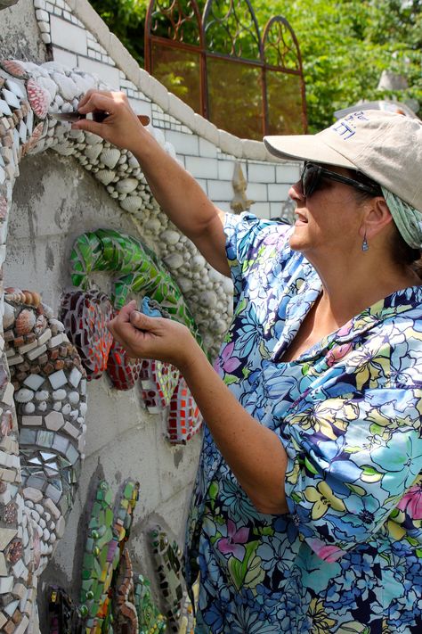 Outdoor Mosaic Ideas, Rock Mosaics, Lath Art, Outdoor Mosaic, Mosaic Rocks, Garden Mural, Memory Wall, Mosaic Art Projects, Mosaic Tile Art