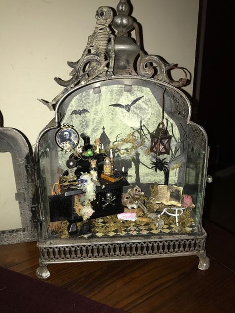 Glovebox Diorama, Lantern Diorama, Halloween Diorama, Alice In Wonderland Diy, Halloween Shadow Box, Halloween Potion Bottles, Fairy Lanterns, Haunted Dollhouse, Adornos Halloween