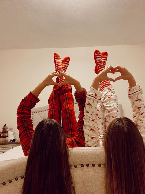 Christmas Matching Pajamas Sisters, Cute Best Friend Christmas Pictures, Christmas Pajamas Aesthetic Matching, Christmas Pictures Friends Photo Ideas, Christmas Pictures To Recreate, Christmas Mother Daughter Pictures, Christmas Pyjamas Friends, Family Pj Christmas Pictures Photo Ideas, Matching Pajamas Best Friends