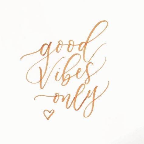 Modern Calligraphy hand lettered Good vibes only quote💖 Good Vibes Only Drawing, Good Vibes Good Life Book, Good Vibes Only Sign, Good Vibes Only Calligraphy, Good Vibes Tattoo, Good Vibes Only Wall Art, Creative Life Hacks, Quotes Inspirational Positive, Workspace Design