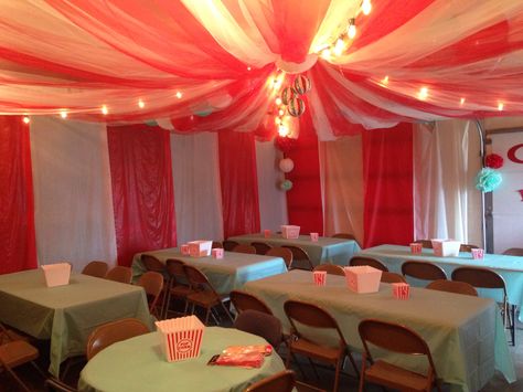 Circus tent in garage, made from tulle and plastic table cloths. Carnival Tent Diy, Diy Party Tent, Carnival Vbs, Garage Party Decorations, Circus Vbs, Bounce House Birthday Party, Circus Decor, Carnival Tent, Bounce House Birthday