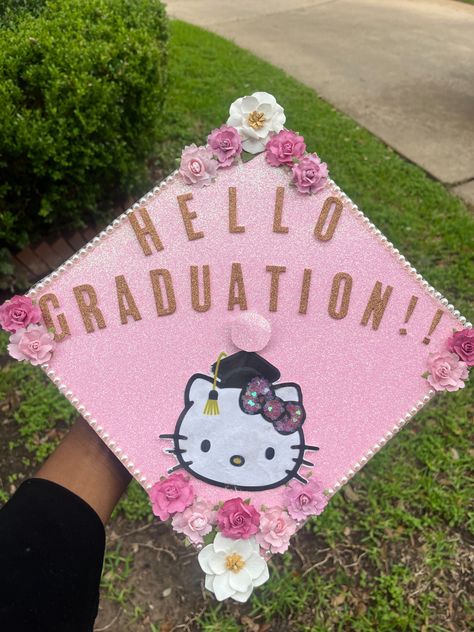 Minimal Grad Cap Design, Hello Kitty Senior Crown, Grad Cap Ideas Pink, Hello Kitty Graduation Cap, Hello Kitty Graduation, Pink Graduation, Graduation Cap Decoration Diy, Diy Hello Kitty, College Graduation Cap Decoration