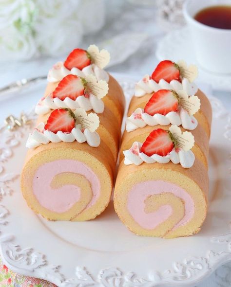 Kyle ⚤︎ 📘: eleceed! on Twitter: "ㅤㅤ♡ㅤSwiss Roll Cakes ！ receita: https://t.co/wadMl3ZkDt https://t.co/iOJzUKmrJM" / Twitter Kawaii Roll Cake, Swiss Roll Strawberry, Swiss Roll Aesthetic, Swiss Roll Decoration, Japanese Swiss Roll, Swiss Roll Cake Design, Sims Food, Strawberry Swiss Roll, Strawberry Roll