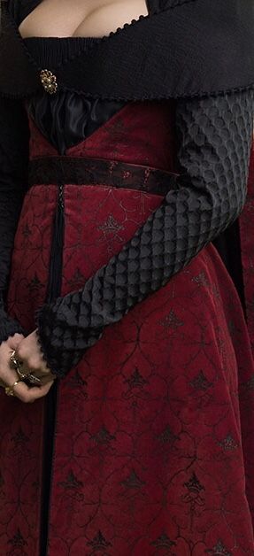 Red Medieval Dress, Rhaena Targaryen, Game Of Thrones Dress, Medieval Aesthetic, Targaryen Aesthetic, Fantasy Dresses, Fantasy Gowns, Medieval Dress, Dress Aesthetic