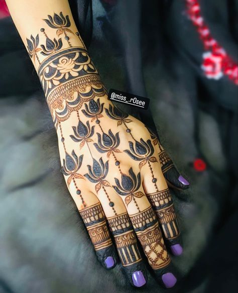 Mehndi Design With Peacock, Unique Henna Back Hand, Lotus Back Hand Mehndi Design, Mehandi Lotus Design, Lotus Henna Design Simple, Lotus Design Mehendi, Lotus Mehendi Designs For Hands, Lotus Mehandi Designs, Lotus Mehendi Design