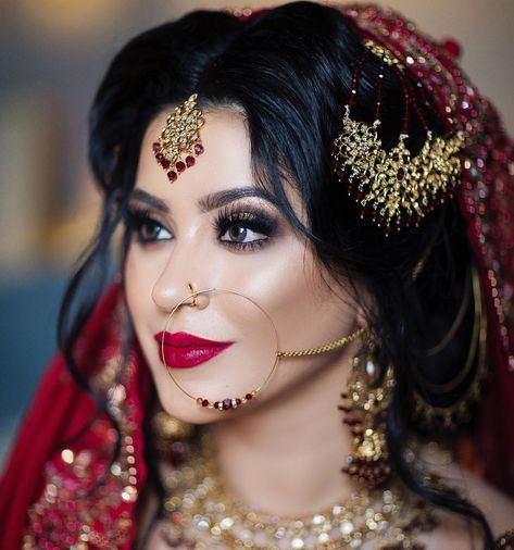 Makeup Indian Wedding, Dulhan Makeup, Red Lipstick Makeup, Pakistani Bridal Makeup, Asian Bridal Dresses, Bridal Makeup Natural, Bridal Makeup Wedding, Wedding Makeup Looks, Indian Bridal Hairstyles