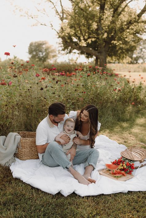 Picnic Photoshoot With Baby, First Birthday Picnic Photoshoot, Picnic Mini Session Ideas, Picnic Family Photos, Photoshoot Picnic Ideas, Picnic Photoshoot Family, Picnic With Baby, Picnic Family Photoshoot, Backyard Photoshoot Ideas