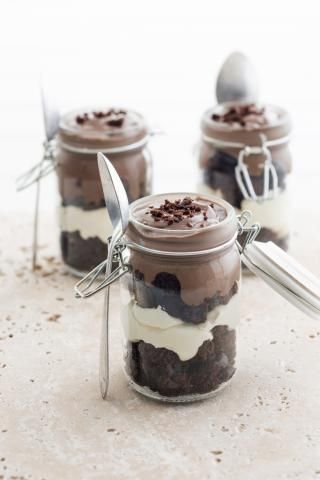 An elegantly rich and decadent dessert to appease all of the senses Brownies In A Jar, Brownie Trifle, Mason Jar Desserts, Chocolate Trifle, Brownie Desserts, Trifle Recipe, Meals In A Jar, Desserts To Make, Trifle