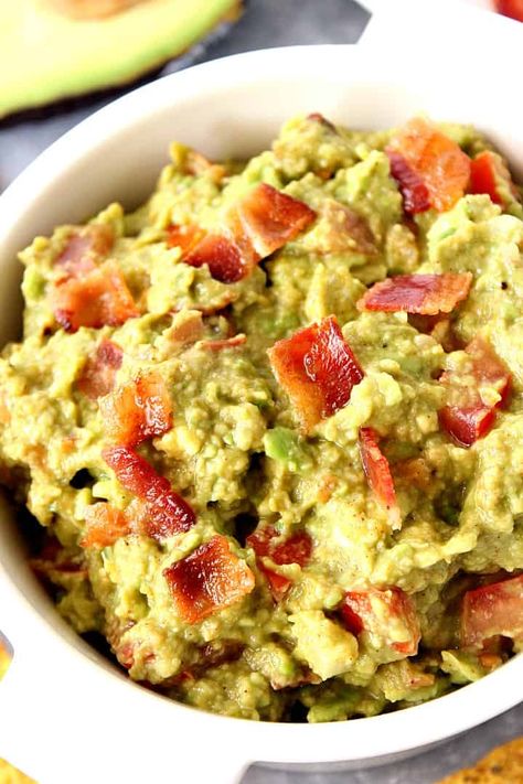 Bacon Guacamole Recipe - our favorite guacamole recipe that's perfect for parties and game day season! You will love the addition of bacon! Southern Tomato Pie, Bacon Guacamole, Guacamole Dip, Bacon Dip, Bacon In The Oven, Easy Guacamole, Baked Bacon, Healthy Dips, Mashed Avocado