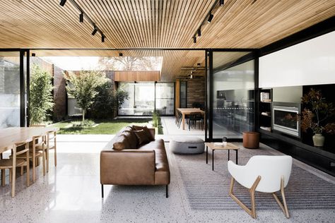 Courtyard House / FIGR Architecture & Design | ArchDaily Timber Ceiling, Wooden Ceiling, Patio Interior, Courtyard House, Indoor Outdoor Living, Lounge Room, Concrete Floors, Minimalist Decor, 인테리어 디자인