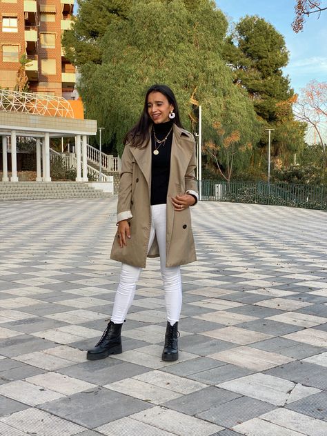 Es un look casual con jeans blancos para invierno Escuela Diy, Outfit Jeans, Jeans White, Winter White, Jean Outfits, White Jeans, Trench Coat, Lab Coat, Collar