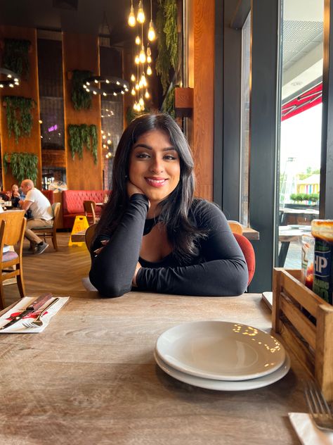 #aesthetic #restaurant #poses #browngirl #blackhair #makeup #desi insta @judea.ros Photoshoot Ideas At Restaurant, Restaurant Poses Ideas, Restaurant Photo Poses, Resturant Photoshoot Poses Aesthetic, Photo Poses In Restaurant, Restaurant Pic Ideas, Poses At Restaurant, Restaurant Instagram Pics, Single Pic Insta Story Ideas Aesthetic