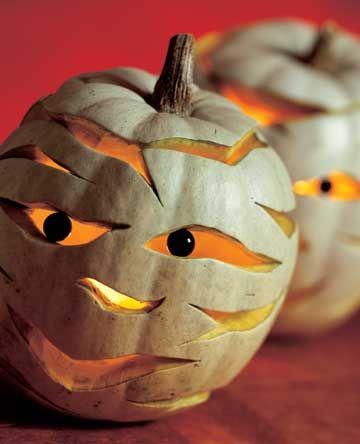 For a twist on a classic Jack-o'-Lantern, carve these creative mummy pumpkins. See how here: http://www.bhg.com/halloween/pumpkin-decorating/mr-mummy-pumpkin/?socsrc=bhgpin090312mummypumpkin Unique Pumpkin Carving Ideas, Postres Halloween, Creative Pumpkin Carving, Easy Pumpkin Carving, Halloween Decor Diy, Pumpkin Carving Designs, Carved Pumpkins, Pumpkin Carving Patterns, Pumpkin Carving Ideas