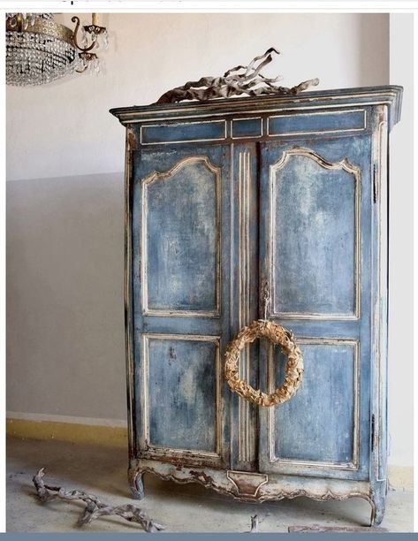 French Brocante Style, Painted Antique Furniture, Chippy Painted Furniture, Chalk Paint Furniture Diy, Blue Painted Furniture, Painted Armoire, Repainting Furniture, Furniture Painting Techniques, Blue Furniture