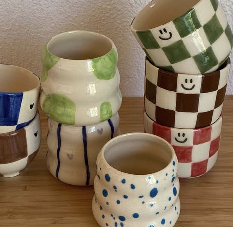 Underglaze Ideas Pottery, Aesthetic Mug Painting, Mug Painting Ideas Aesthetic, Mug Pottery Painting Ideas, Vase Project, Mug Diy, Cup Diy, Painting Pottery, Plant Pot Design