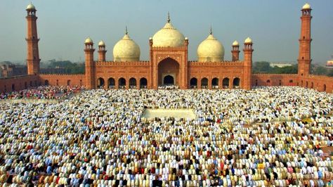 What is the major religion of Pakistan? the major region is Islamic which is 95 percent of the religion Eid Sketch, Badshahi Masjid, Arabian Architecture, Eid Fitr, Islamic Prayers, Eid Prayer, Muslim Festivals, Pakistan Culture, Celebrations Around The World