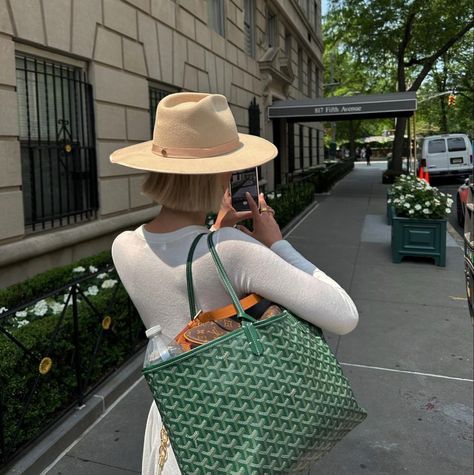 Green Goyard Tote Outfit, Goyard Artois Pm Outfit, Green Tote Bag Outfit, Green Goyard Bag, Green Goyard Tote, Sixthform Outfits, Goyard Tote Outfit, Goyard Purse, Green Goyard