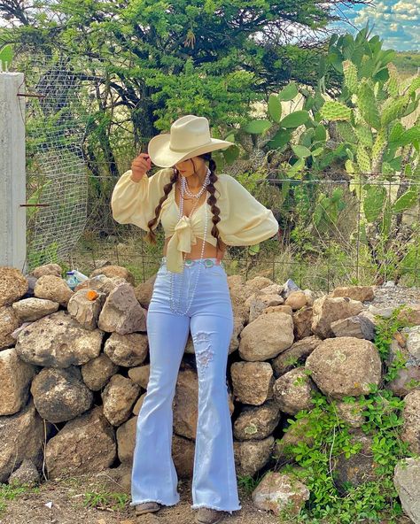 Simple Rodeo Outfits For Women, Ranchero Outfits Women, Fiesta Aesthetic, Vaquera Outfit Mexican, Cowboy Outfits For Women, Western Girl Outfits, Cowgirl Style Outfits, Country Style Outfits, Latina Fashion Outfits