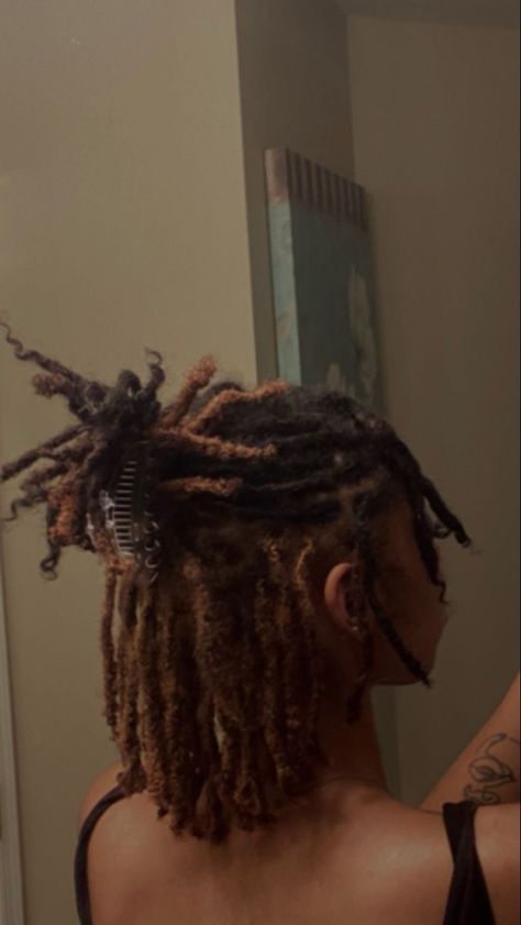 Shirt Locs Hairstyles, Medium Locs Black Women Hairstyles, Short Loc No Retwist Styles, Semi Casual Outfit Black Women, Mid Length Locs Hairstyles, Locs With Dyed Ends, Peekaboo Locs Brown, 4b Locs Natural Hair, Dread Hairstyles Short