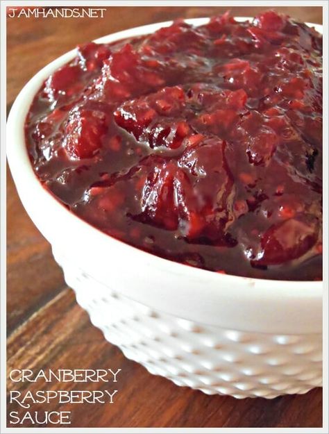 Cranberry Raspberry Sauce, Vegetarian Bites, Christmas Confections, Raspberry Sauce Recipe, Fruit Dips, Holiday Meal Planning, Thanksgiving Food Sides, Cranberry Sauce Recipe, Raspberry Sauce