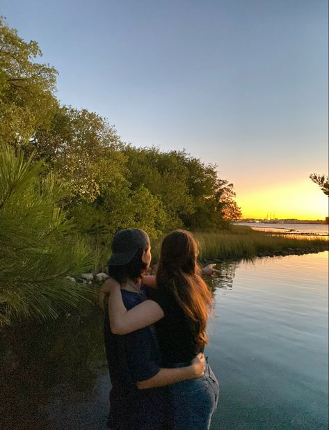 Healthy Wlw Relationship, Healthy Relationship Aesthetic Wlw, Wlw Camping, Wlw Travel Aesthetic, Wlw Proposal, Wlw Beach, Wlw Couple Poses, Wlw Masc X Fem, Cute Wlw Aesthetic