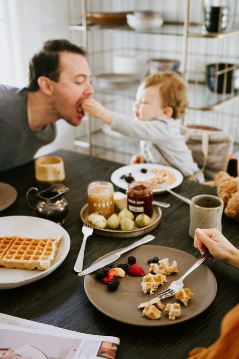 Lifestyle Photography Food, Breakfast Photography, Breakfast Photo, Breakfast Waffles, Restaurant Photography, Family Breakfast, Family Eating, Family Cooking, Breakfast Time