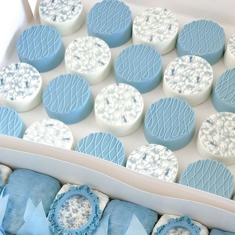 @ediblebykatia on Instagram: "Vintage blue toile for a baby shower 🩵 Package included two dozens of each treat: • strawberries • oreos • rice krispies • pretzels  🏷️ #ediblebykatia #losangeles #montereypark #dessert #partypackages #chocolatecoveredstrawberries #dippedoreos #ricekrispies #pretzels #bluetoile #vintagebluetoile #babyshower #bluetoilebabyshower" White And Blue Dessert Table, Shooters Recipes, Denim Baby Shower, Baby Shower Snacks Boy, Cake Pucks, Strawberry Oreos, White Chocolate Covered Strawberries, Baby Shower Snacks, Dessert Shooters