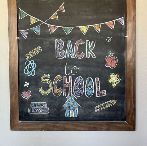 Back To School Chalkboard Ideas, Welcome Back To School Chalk Art, Back To School Chalkboard Art Ideas, Classroom Chalkboard Ideas, Board Decoration Ideas School With Chalk, Classroom Welcome Boards, Back To School Chalkboard Art, Chalkboard Border, School Chalkboard Art