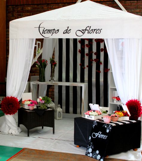 Vista stand de exposición Mercatino delle Mamme 2016.                                                                                                                                                                                 Más Wedding Expo Booth, Vendor Booth Display, Craft Fair Booth Display, Table Presentation, Vendor Table, Stand Feria, Macrame Hanging Chair, Festival Booth, Vendor Displays