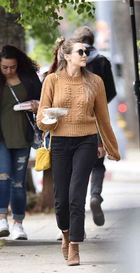 Elizabeth Olsen Winter Style, Elizabeth Olsen Style Casual, Elizabeth Olsen Soft Autumn, Elizabeth Olsen Outfits Casual, Elisabeth Olsen Style, Elizabeth Olsen Casual, Elizabeth Olsen Outfits, Elizabeth Olsen Street Style, Olsen Street Style