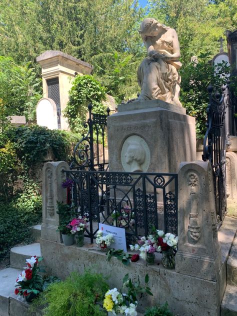 Père Lachaise Cemetery, Pere Lachaise Cemetery, Frédéric Chopin, Cemetery Headstones, Cemetery Art, Samhain, Graveyard, Cemetery, Garden Sculpture