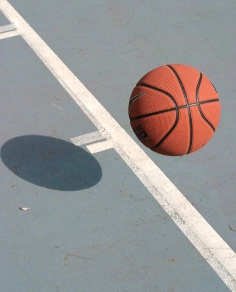 Basketball, theme, and aesthetic image Basketball Tumblr, Lumiere Photo, Basketball Aesthetic, Idle Game, Mises En Page Design Graphique, Pink Basketball, Bola Basket, Basketball Photography, Sport Basketball