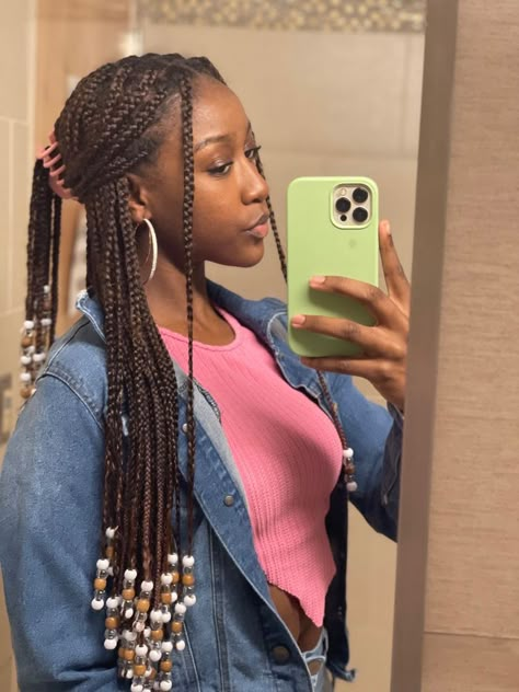 Medium Knotless Braids Beads, Claw Clip Hairstyles Braids With Beads, Braids With Beads Claw Clip, Smeduiem Knotless With Beads, Long Braids With Beads Black Women, Light Brown Knotless Braids With Beads, Box Braids Wooden Beads, Braids With Beads With Color, Long Braids Beads